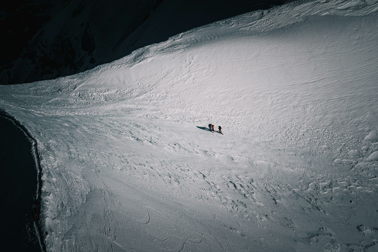 Chamonix Aiguille du Midi 附近的高山雪坡滑行