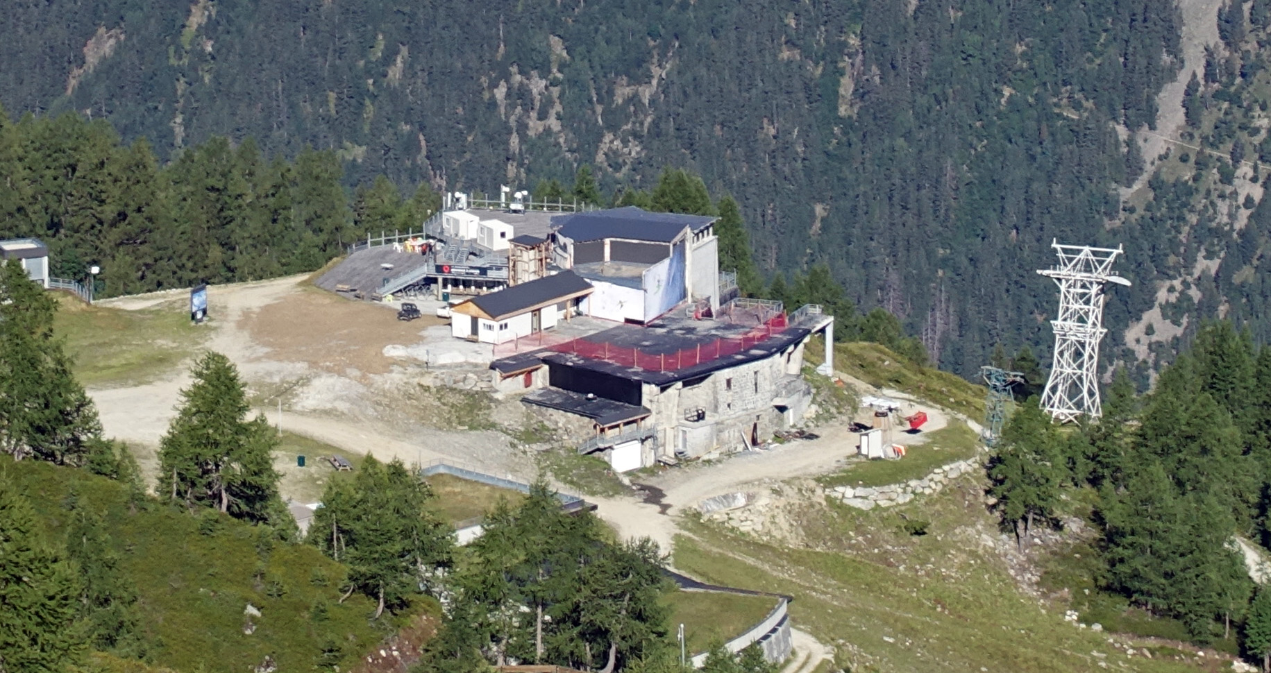 Chamonix Grands Montets 雪季高山滑道，缆车塔与雪山