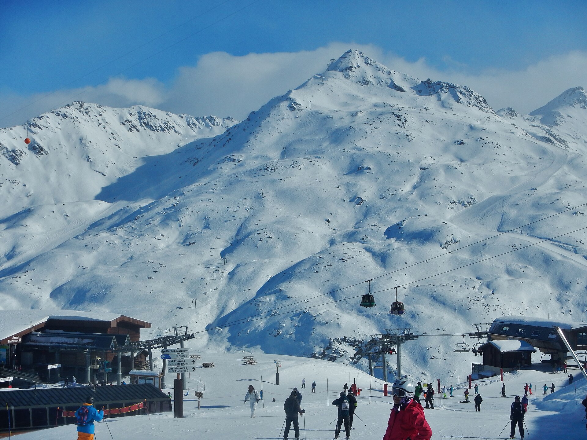 三峡谷高海拔雪山、缆车与滑雪者