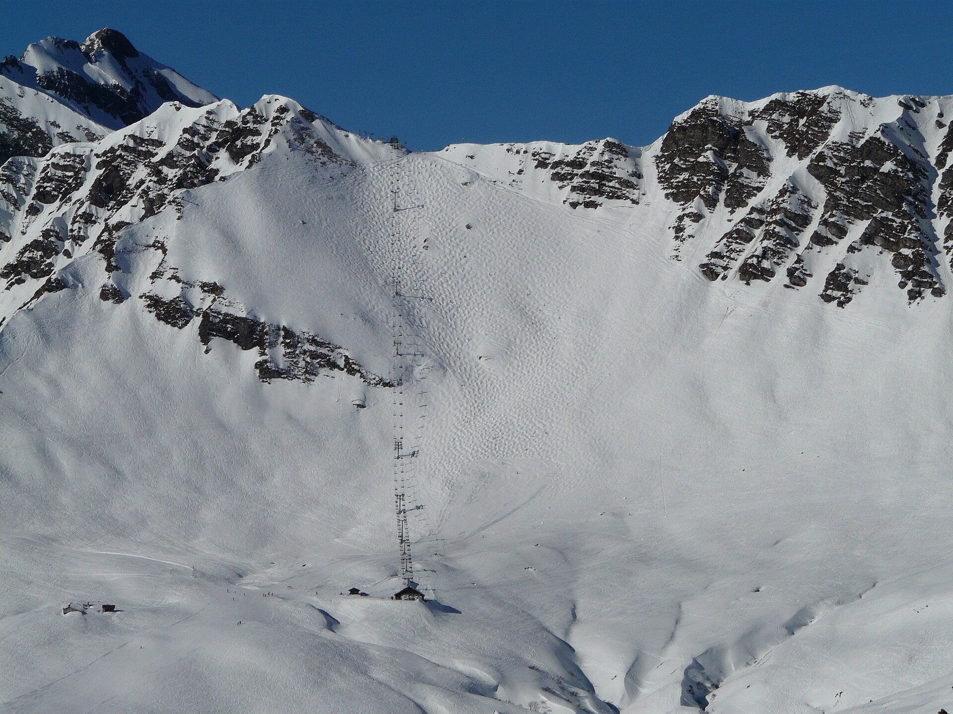 Avoriaz Swiss Wall 陡坡，整面坡布满连续蘑菇包