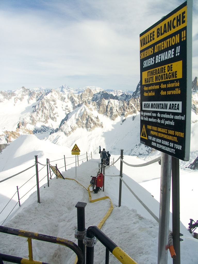 Vallée Blanche 起点的高山警告牌，背后是 Aiguille du Midi 一带的冰川雪山