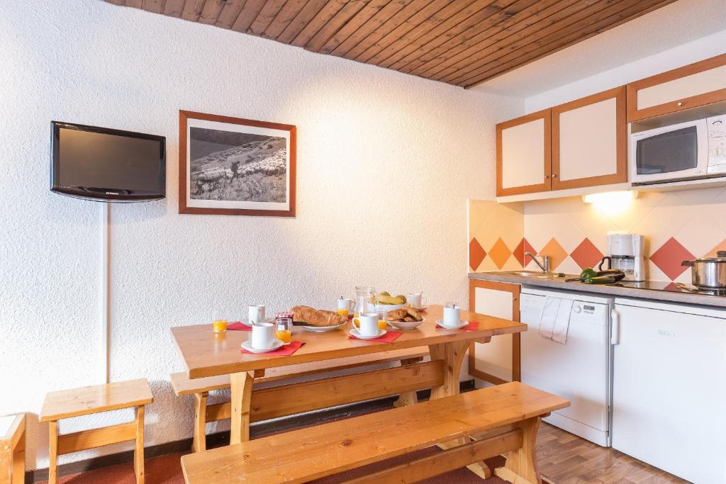 Val Thorens 公寓用餐区和厨房