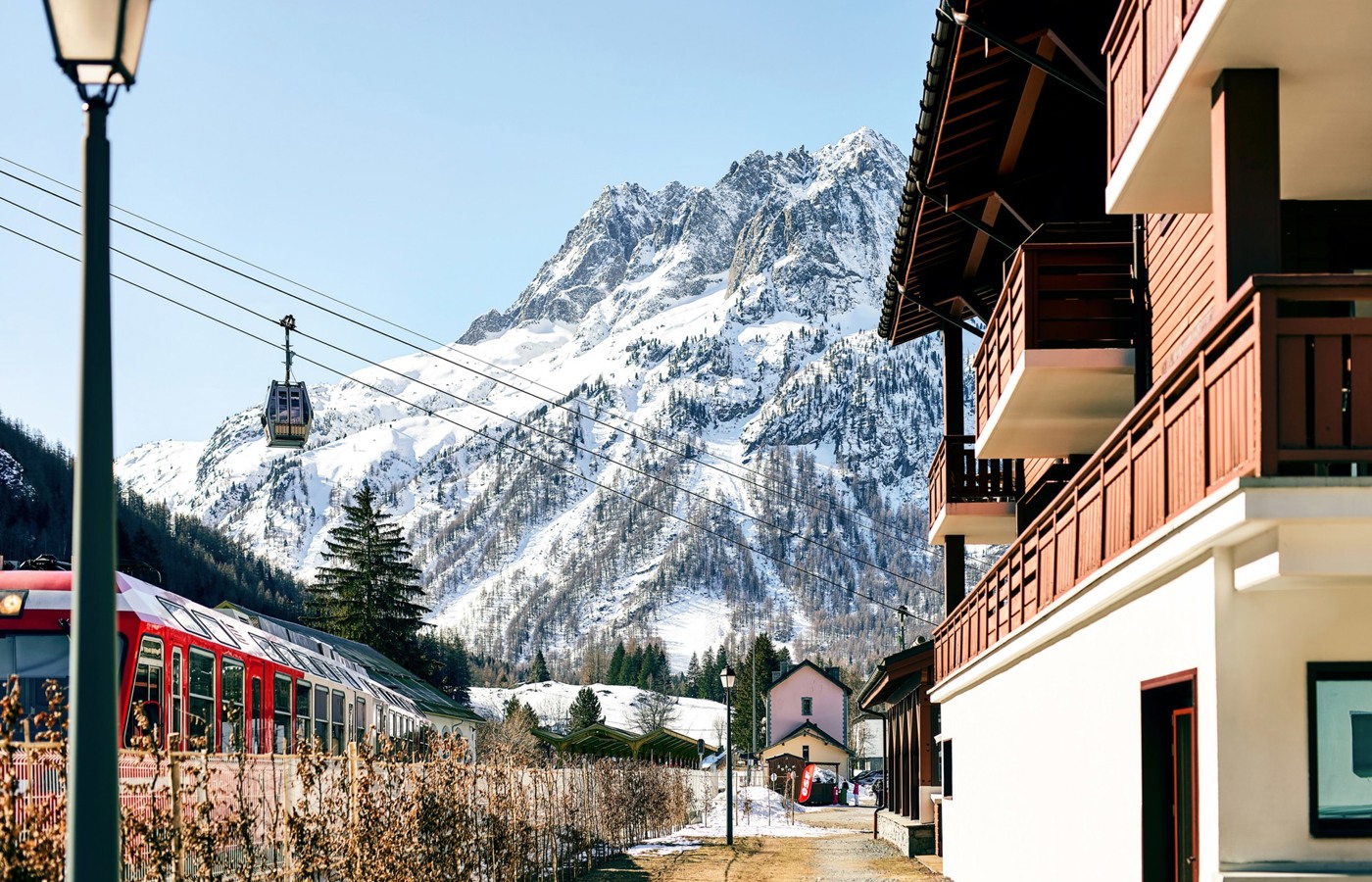 1 月 Vallorcine 公寓旁的火车、缆车和雪山